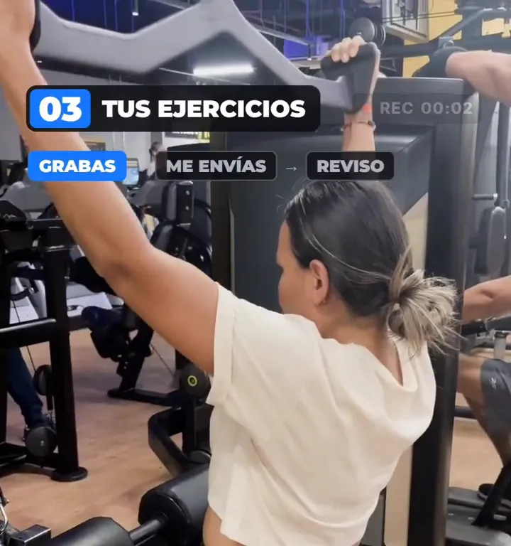Una clienta graba su ejercicio para que Santiago revise la técnica